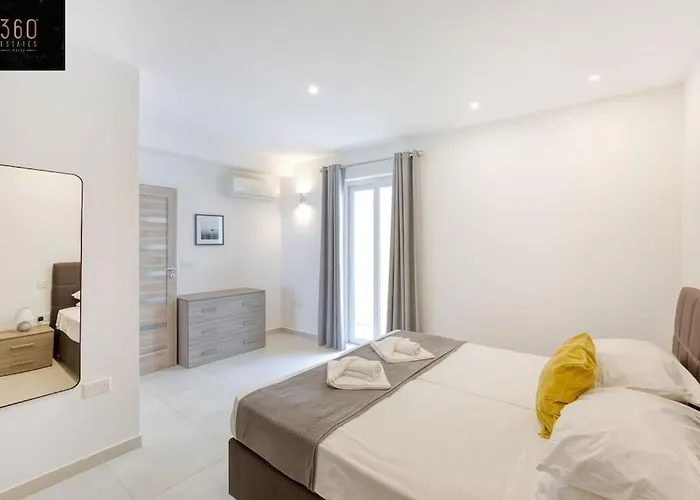 Stunning 3br Penthouse, Opposite The Harbour By 360 Estates